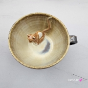 Ceramika filiżanka ceramiczna z kotem karmelowym i ze spodkiem i figurką kotka wewnątrz filiżanki ręcznie toczona i malowana w kolorze metalicznego grafitu ceramika użytkowa kubek z kotem w filiżance filiżanka kot piękna ceramika