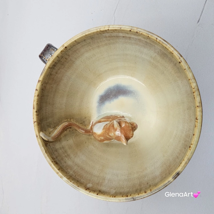 Ceramika filiżanka ceramiczna z kotem karmelowym i ze spodkiem i figurką kotka wewnątrz filiżanki ręcznie toczona i malowana w kolorze metalicznego grafitu ceramika użytkowa kubek z kotem w filiżance filiżanka kot piękna ceramika