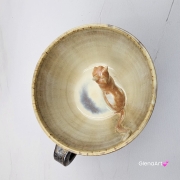 Ceramika filiżanka ceramiczna z kotem karmelowym i ze spodkiem i figurką kotka wewnątrz filiżanki ręcznie toczona i malowana w kolorze metalicznego grafitu ceramika użytkowa kubek z kotem w filiżance filiżanka kot piękna ceramika