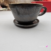 Ceramika filiżanka ceramiczna z kotem karmelowym i ze spodkiem i figurką kotka wewnątrz filiżanki ręcznie toczona i malowana w kolorze metalicznego grafitu ceramika użytkowa kubek z kotem w filiżance filiżanka kot piękna ceramika