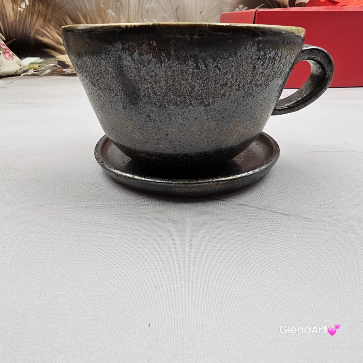 Ceramika filiżanka ceramiczna z kotem karmelowym i ze spodkiem i figurką kotka wewnątrz filiżanki ręcznie toczona i malowana w kolorze metalicznego grafitu ceramika użytkowa kubek z kotem w filiżance filiżanka kot piękna ceramika