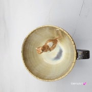Ceramika filiżanka ceramiczna z kotem karmelowym i ze spodkiem i figurką kotka wewnątrz filiżanki ręcznie toczona i malowana w kolorze metalicznego grafitu ceramika użytkowa kubek z kotem w filiżance filiżanka kot piękna ceramika