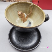 Ceramika filiżanka ceramiczna z kotem karmelowym i ze spodkiem i figurką kotka wewnątrz filiżanki ręcznie toczona i malowana w kolorze metalicznego grafitu ceramika użytkowa kubek z kotem w filiżance filiżanka kot piękna ceramika