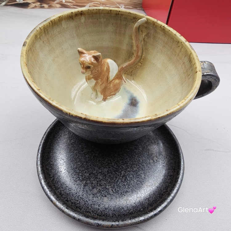 Ceramika filiżanka ceramiczna z kotem karmelowym i ze spodkiem i figurką kotka wewnątrz filiżanki ręcznie toczona i malowana w kolorze metalicznego grafitu ceramika użytkowa kubek z kotem w filiżance filiżanka kot piękna ceramika