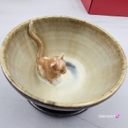 Ceramika filiżanka ceramiczna z kotem karmelowym i ze spodkiem i figurką kotka wewnątrz filiżanki ręcznie toczona i malowana w kolorze metalicznego grafitu ceramika użytkowa kubek z kotem w filiżance filiżanka kot piękna ceramika