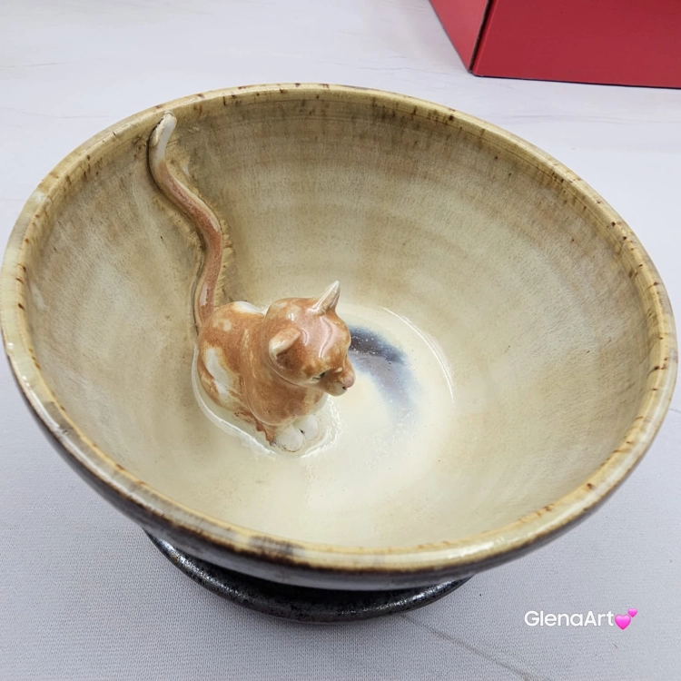 Ceramika filiżanka ceramiczna z kotem karmelowym i ze spodkiem i figurką kotka wewnątrz filiżanki ręcznie toczona i malowana w kolorze metalicznego grafitu ceramika użytkowa kubek z kotem w filiżance filiżanka kot piękna ceramika