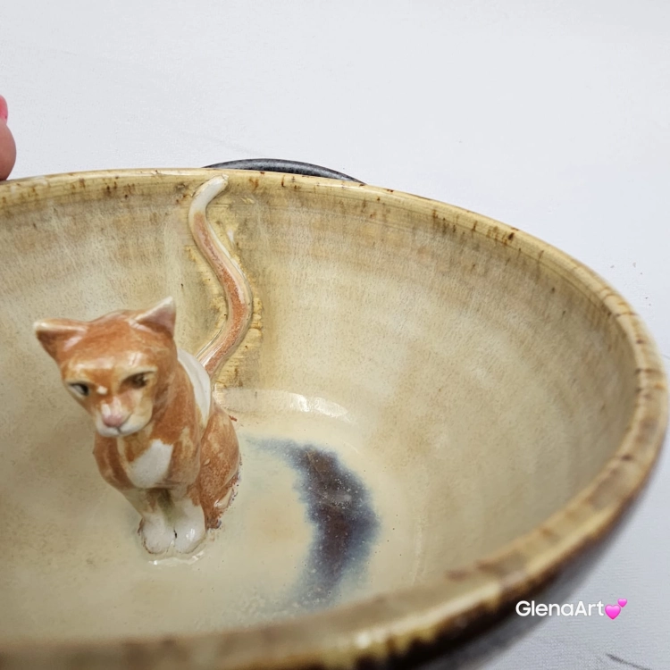 Ceramika filiżanka ceramiczna z kotem karmelowym i ze spodkiem i figurką kotka wewnątrz filiżanki ręcznie toczona i malowana w kolorze metalicznego grafitu ceramika użytkowa kubek z kotem w filiżance filiżanka kot piękna ceramika