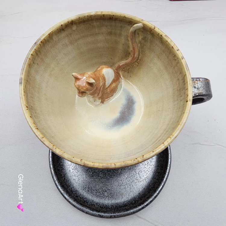 Ceramika filiżanka ceramiczna z kotem karmelowym i ze spodkiem i figurką kotka wewnątrz filiżanki ręcznie toczona i malowana w kolorze metalicznego grafitu ceramika użytkowa kubek z kotem w filiżance filiżanka kot piękna ceramika