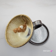 Ceramika filiżanka ceramiczna z kotem karmelowym i ze spodkiem i figurką kotka wewnątrz filiżanki ręcznie toczona i malowana w kolorze metalicznego grafitu ceramika użytkowa kubek z kotem w filiżance filiżanka kot piękna ceramika