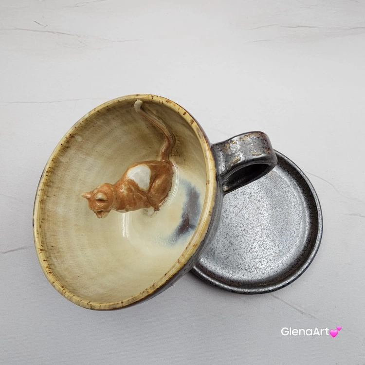 Ceramika filiżanka ceramiczna z kotem karmelowym i ze spodkiem i figurką kotka wewnątrz filiżanki ręcznie toczona i malowana w kolorze metalicznego grafitu ceramika użytkowa kubek z kotem w filiżance filiżanka kot piękna ceramika