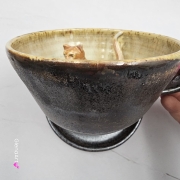 Ceramika filiżanka ceramiczna z kotem karmelowym i ze spodkiem i figurką kotka wewnątrz filiżanki ręcznie toczona i malowana w kolorze metalicznego grafitu ceramika użytkowa kubek z kotem w filiżance filiżanka kot piękna ceramika
