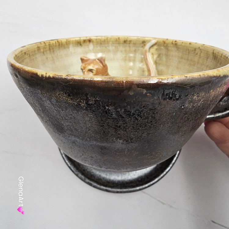 Ceramika filiżanka ceramiczna z kotem karmelowym i ze spodkiem i figurką kotka wewnątrz filiżanki ręcznie toczona i malowana w kolorze metalicznego grafitu ceramika użytkowa kubek z kotem w filiżance filiżanka kot piękna ceramika