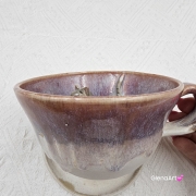 Filiżanka KOT z szarym pręgowanym kotem ceramiczna ze spodkiem i figurką szarego KOTA w środku ręcznie toczona i malowana ze spodkiem różowo - beżowe - fioletowe szkliwa KOTEK kubek kot