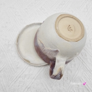 Filiżanka KOT z szarym pręgowanym kotem ceramiczna ze spodkiem i figurką szarego KOTA w środku ręcznie toczona i malowana ze spodkiem różowo - beżowe - fioletowe szkliwa KOTEK kubek kot