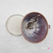 Filiżanka KOT z szarym pręgowanym kotem ceramiczna ze spodkiem i figurką szarego KOTA w środku ręcznie toczona i malowana ze spodkiem różowo - beżowe - fioletowe szkliwa KOTEK kubek kot