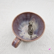 Filiżanka KOT z szarym pręgowanym kotem ceramiczna ze spodkiem i figurką szarego KOTA w środku ręcznie toczona i malowana ze spodkiem różowo - beżowe - fioletowe szkliwa KOTEK kubek kot