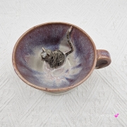 Filiżanka KOT z szarym pręgowanym kotem ceramiczna ze spodkiem i figurką szarego KOTA w środku ręcznie toczona i malowana ze spodkiem różowo - beżowe - fioletowe szkliwa KOTEK kubek kot