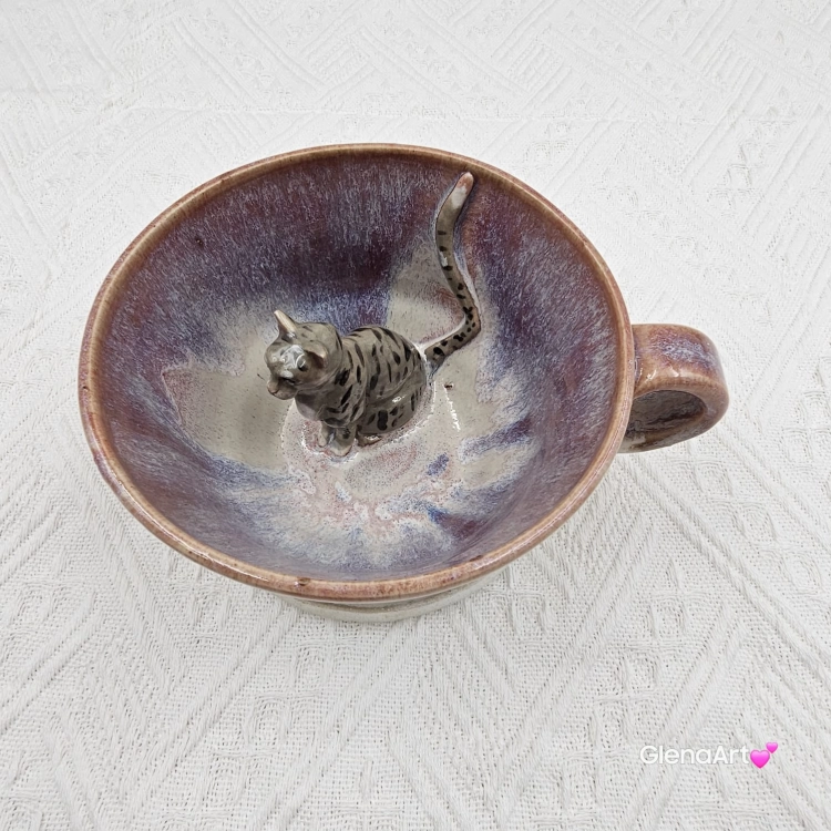 Filiżanka KOT z szarym pręgowanym kotem ceramiczna ze spodkiem i figurką szarego KOTA w środku ręcznie toczona i malowana ze spodkiem różowo - beżowe - fioletowe szkliwa KOTEK kubek kot