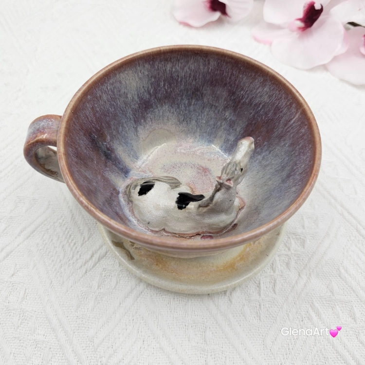 Filiżanka KOŃ z siwym w łatki koniem ceramiczna ze spodkiem i figurką konia w środku ręcznie toczona i malowana ze spodkiem różowo - beżowe - fioletowe szkliwa kubek koń