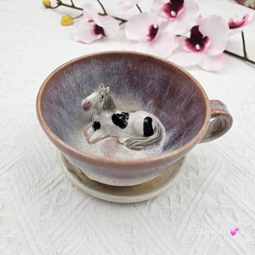 Filiżanka KOŃ z siwym w łatki koniem ceramiczna ze spodkiem i figurką konia w środku ręcznie toczona i malowana ze spodkiem różowo - beżowe - fioletowe szkliwa kubek koń