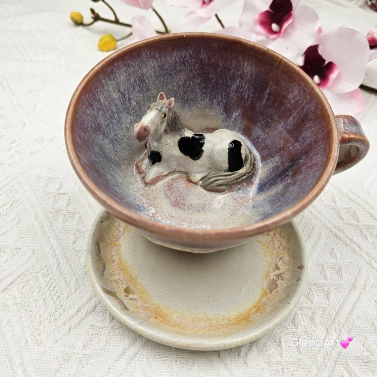 Filiżanka KOŃ z siwym w łatki koniem ceramiczna ze spodkiem i figurką konia w środku ręcznie toczona i malowana ze spodkiem różowo - beżowe - fioletowe szkliwa kubek koń