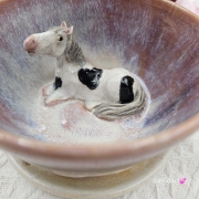 Filiżanka KOŃ z siwym w łatki koniem ceramiczna ze spodkiem i figurką konia w środku ręcznie toczona i malowana ze spodkiem różowo - beżowe - fioletowe szkliwa kubek koń