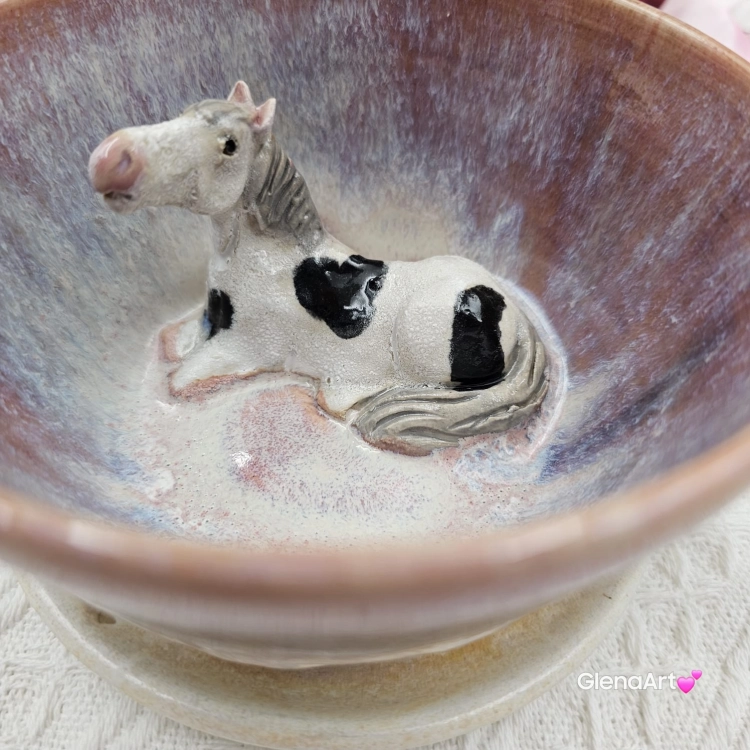 Filiżanka KOŃ z siwym w łatki koniem ceramiczna ze spodkiem i figurką konia w środku ręcznie toczona i malowana ze spodkiem różowo - beżowe - fioletowe szkliwa kubek koń