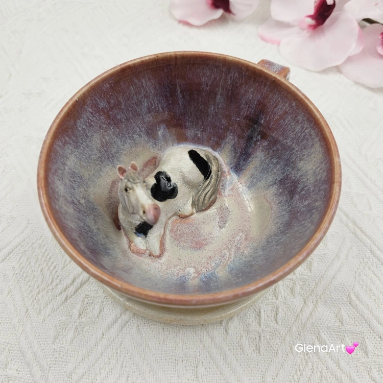 Filiżanka KOŃ z siwym w łatki koniem ceramiczna ze spodkiem i figurką konia w środku ręcznie toczona i malowana ze spodkiem różowo - beżowe - fioletowe szkliwa kubek koń