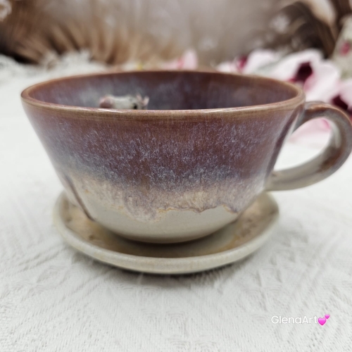 Filiżanka KOŃ z siwym w łatki koniem ceramiczna ze spodkiem i figurką konia w środku ręcznie toczona i malowana ze spodkiem różowo - beżowe - fioletowe szkliwa kubek koń