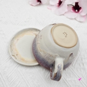 Filiżanka KOŃ z siwym w łatki koniem ceramiczna ze spodkiem i figurką konia w środku ręcznie toczona i malowana ze spodkiem różowo - beżowe - fioletowe szkliwa kubek koń