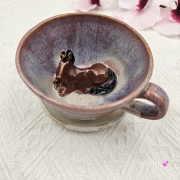 Filiżanka KOŃ z gniadym koniem ceramiczna ze spodkiem i figurką konia w środku ręcznie toczona i malowana ze spodkiem różowo - beżowe - fioletowe szkliwa kubek koń gniady