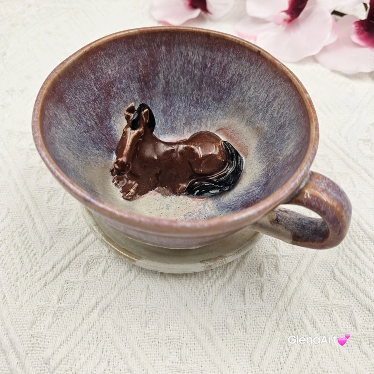 Filiżanka KOŃ z gniadym koniem ceramiczna ze spodkiem i figurką konia w środku ręcznie toczona i malowana ze spodkiem różowo - beżowe - fioletowe szkliwa kubek koń gniady