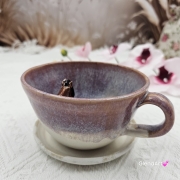 Filiżanka KOŃ z gniadym koniem ceramiczna ze spodkiem i figurką konia w środku ręcznie toczona i malowana ze spodkiem różowo - beżowe - fioletowe szkliwa kubek koń gniady