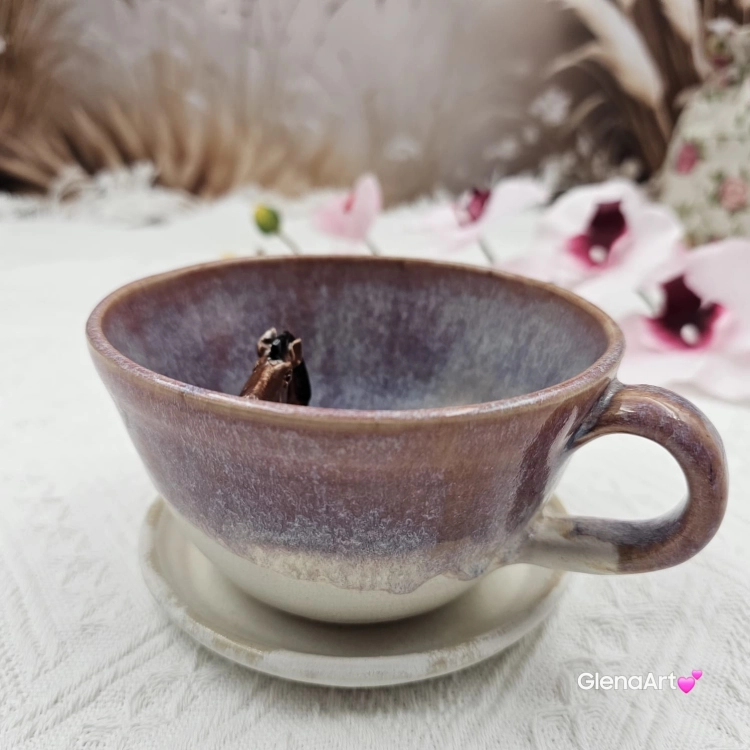 Filiżanka KOŃ z gniadym koniem ceramiczna ze spodkiem i figurką konia w środku ręcznie toczona i malowana ze spodkiem różowo - beżowe - fioletowe szkliwa kubek koń gniady