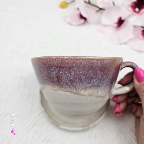 Filiżanka KOŃ z gniadym koniem ceramiczna ze spodkiem i figurką konia w środku ręcznie toczona i malowana ze spodkiem różowo - beżowe - fioletowe szkliwa kubek koń gniady