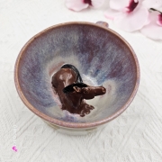Filiżanka KOŃ z gniadym koniem ceramiczna ze spodkiem i figurką konia w środku ręcznie toczona i malowana ze spodkiem różowo - beżowe - fioletowe szkliwa kubek koń gniady