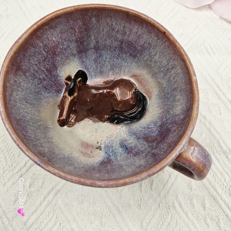 Filiżanka KOŃ z gniadym koniem ceramiczna ze spodkiem i figurką konia w środku ręcznie toczona i malowana ze spodkiem różowo - beżowe - fioletowe szkliwa kubek koń gniady