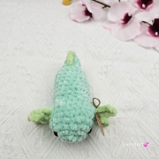 Axolotl seledynowy na szydełku urocza salamandra na szydełku rękodzieło na szydełku polski produkt szydełkowa praca seledynowy i zielony kolor