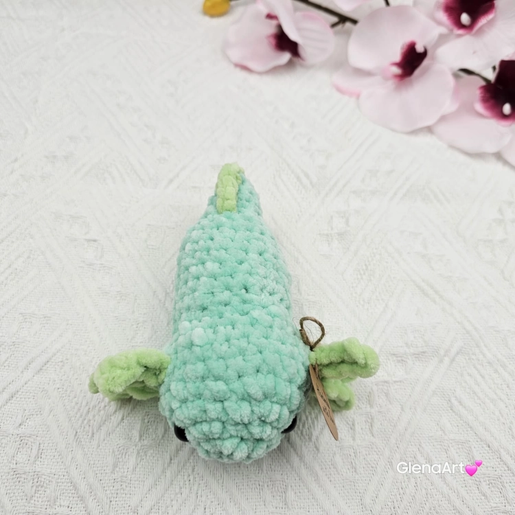 Axolotl seledynowy na szydełku urocza salamandra na szydełku rękodzieło na szydełku polski produkt szydełkowa praca seledynowy i zielony kolor
