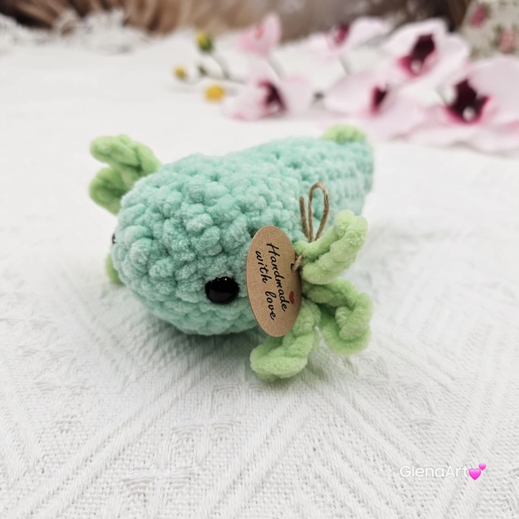 Axolotl seledynowy na szydełku urocza salamandra na szydełku rękodzieło na szydełku polski produkt szydełkowa praca seledynowy i zielony kolor