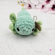 Axolotl seledynowy na szydełku urocza salamandra na szydełku rękodzieło na szydełku polski produkt szydełkowa praca seledynowy i zielony kolor