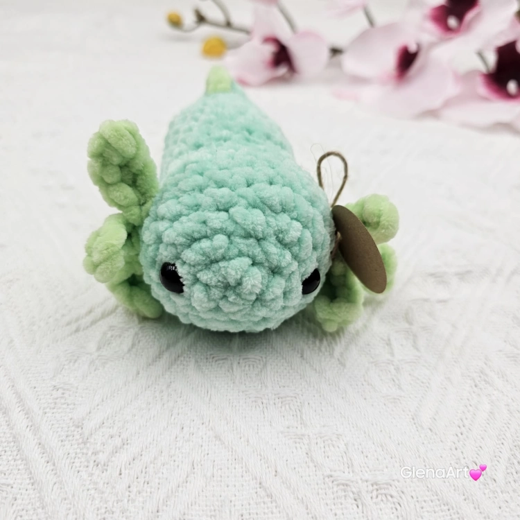 Axolotl seledynowy na szydełku urocza salamandra na szydełku rękodzieło na szydełku polski produkt szydełkowa praca seledynowy i zielony kolor