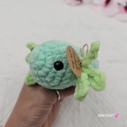 Axolotl seledynowy na szydełku urocza salamandra na szydełku rękodzieło na szydełku polski produkt szydełkowa praca seledynowy i zielony kolor