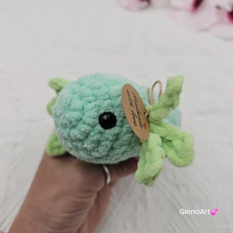 Axolotl seledynowy na szydełku urocza salamandra na szydełku rękodzieło na szydełku polski produkt szydełkowa praca seledynowy i zielony kolor
