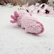 Axolotl różowy na szydełku urocza salamandra na szydełku rękodzieło na szydełku polski produkt szydełkowa praca w kolorze różu