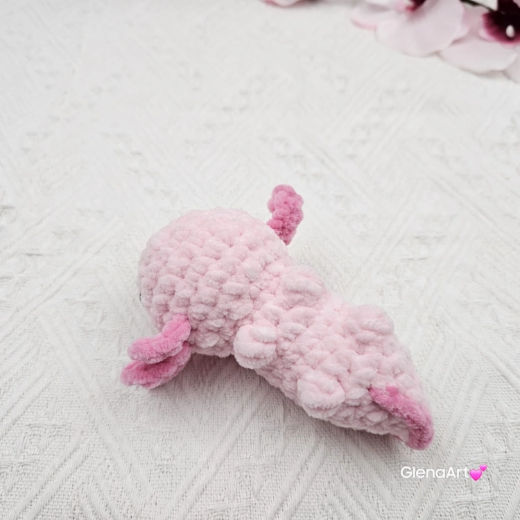 Axolotl różowy na szydełku urocza salamandra na szydełku rękodzieło na szydełku polski produkt szydełkowa praca w kolorze różu