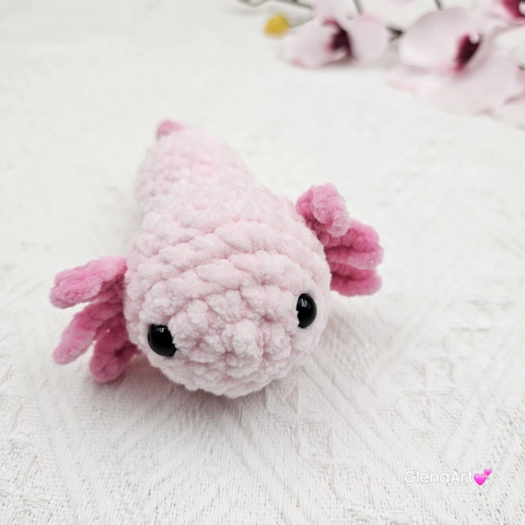 Axolotl różowy na szydełku urocza salamandra na szydełku rękodzieło na szydełku polski produkt szydełkowa praca w kolorze różu
