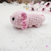 Axolotl różowy na szydełku urocza salamandra na szydełku rękodzieło na szydełku polski produkt szydełkowa praca w kolorze różu
