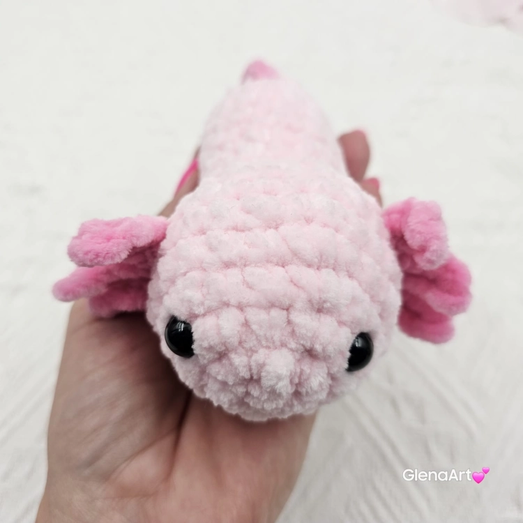 Axolotl różowy na szydełku urocza salamandra na szydełku rękodzieło na szydełku polski produkt szydełkowa praca w kolorze różu