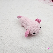Axolotl różowy na szydełku urocza salamandra na szydełku rękodzieło na szydełku polski produkt szydełkowa praca w kolorze różu
